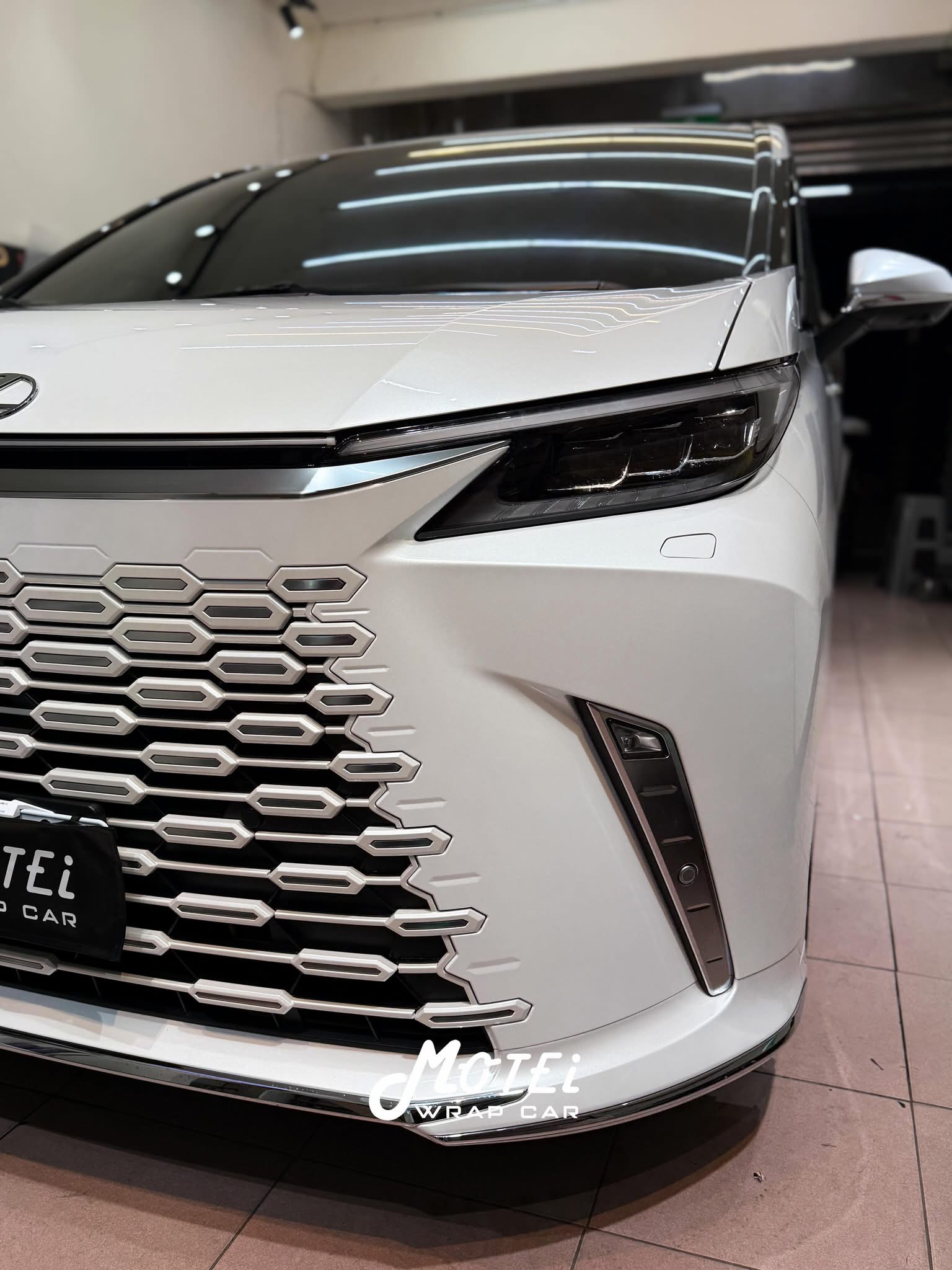 銀灰 SUV