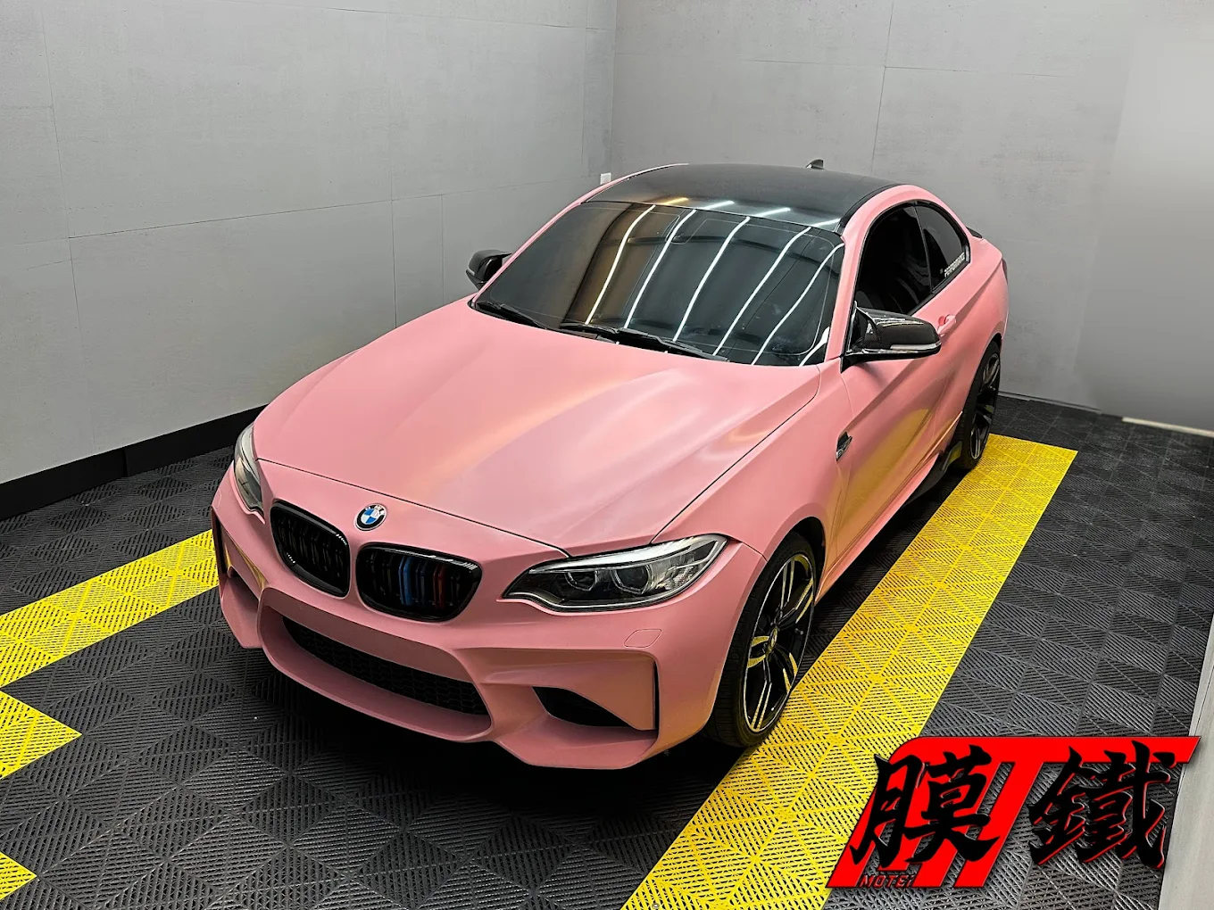 櫻花粉 BMW M2
